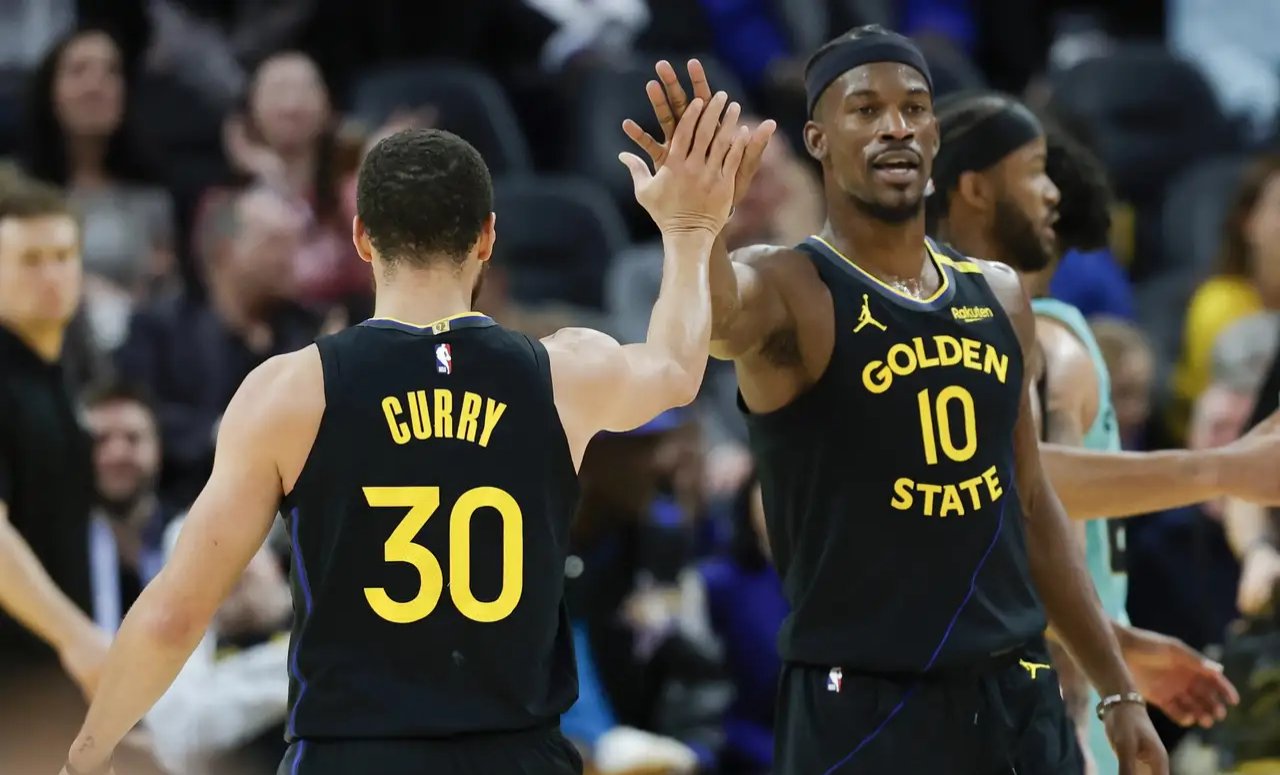 官方网站 -包含黄蜂复出首战，冲击季后赛状态火爆，猛龙成为焦点！的词条